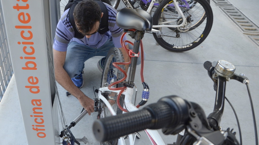 Niterói ganha totens de pequenos reparos para bicicletas