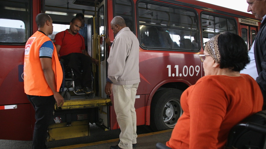 Ônibus com problemas em equipamentos para acesso de pessoas com deficiência