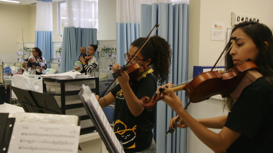 Programa Aprendiz leva música e alegria para o hospital Getulinho