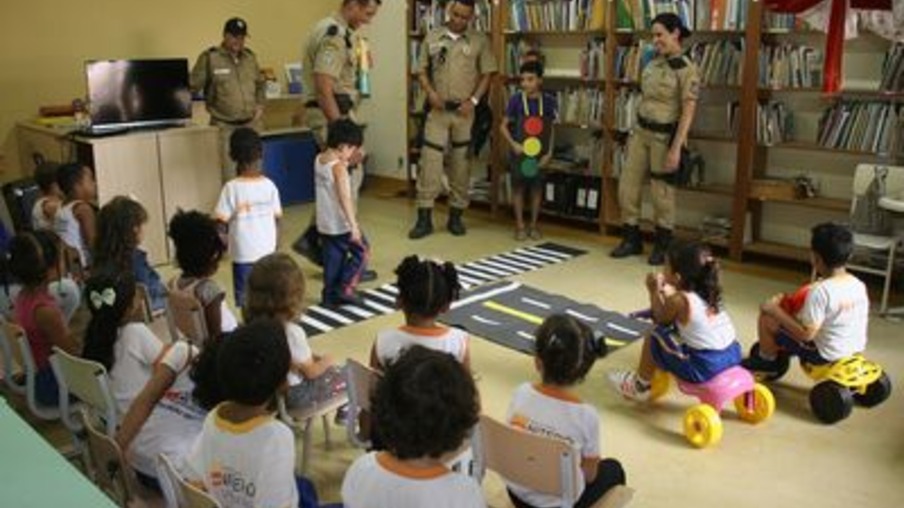 Guardas da Patrulha Escolar de Niterói ensinam de forma lúdica às crianças que trânsito é coisa séria