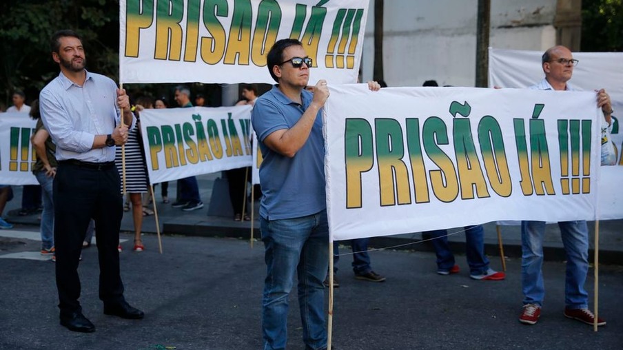 Rio de Janeiro - Protesto pede  manutenção das prisões  do presidente da Alerj, Jorge Picciani e dos deputados estaduais Paulo Melo e Edson Albertassi, ambos do PMDB (Fernando Frazão/Agência Brasil)