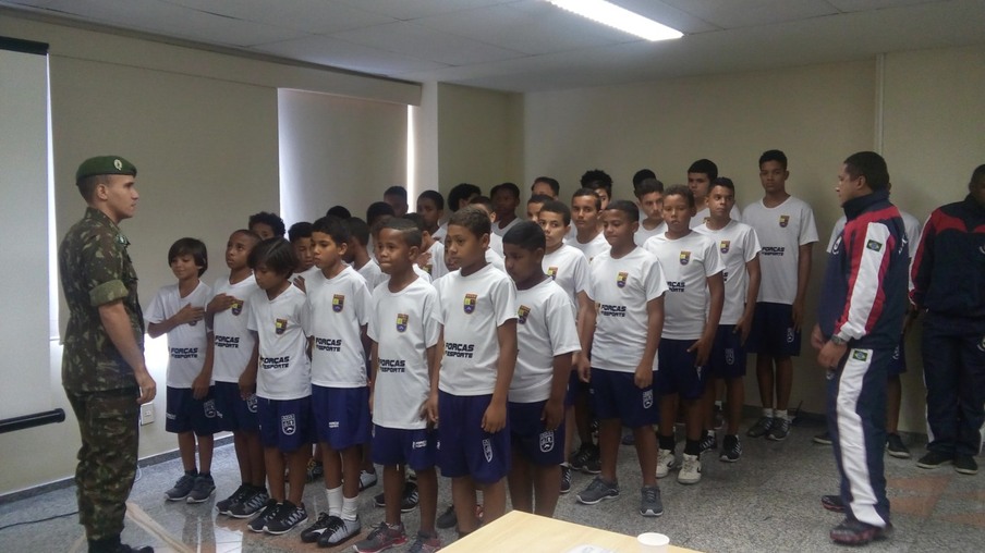 Crianças do projeto Forças do Esporte se apresentam no Café Empresarial da CDL