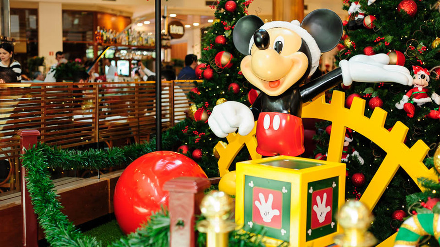 Decoração inspirada em Mickey e seus amigos encanta o Natal no Plaza Shopping Niterói