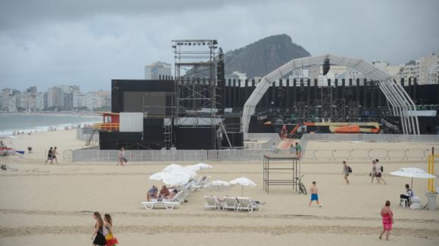 Palco da virada em Copacabana está quase pronto e já atrai turistas