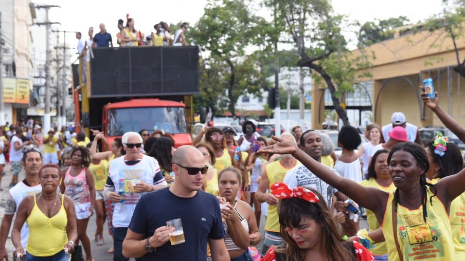 Unidos da AsClin arrasta centenas de foliões pelas ruas do Centro de Niterói