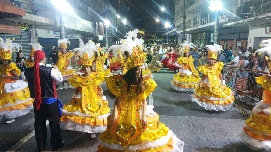 Fotos do 1° dia do desfile das escolas de samba de Niterói