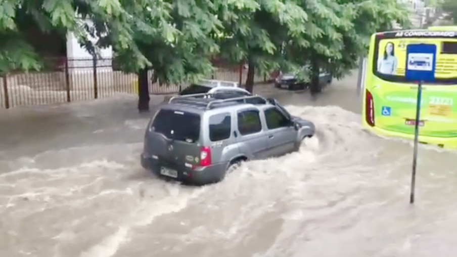 Enchente na Rua Presidente Backer em Icaraí | Arquivo