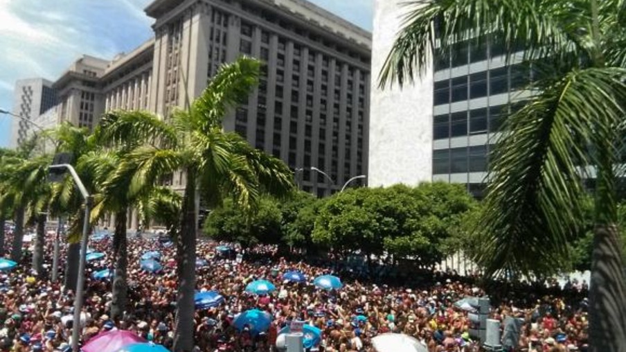 Monobloco encerra carnaval do Rio celebrando o amor