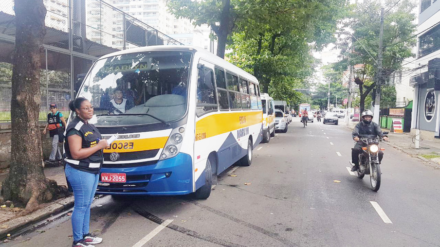 Prefeitura fiscaliza transporte escolar e apreende uma van em situação irregular