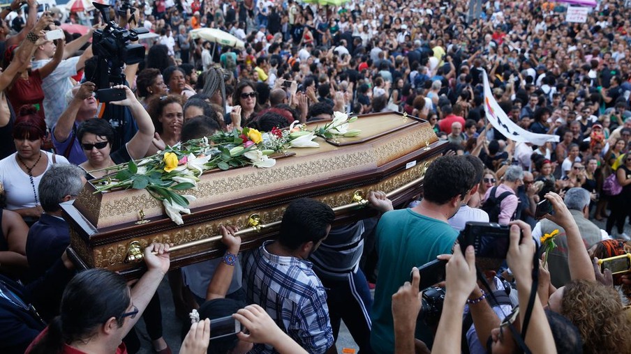 Rio de Janeiro - O corpo da vereadora Marielle Franco e do motorista Anderson Gomes deixa Câmara do Rio sob aplausos e pedidos por justiça (Fernando Frazão/Agência Brasil)