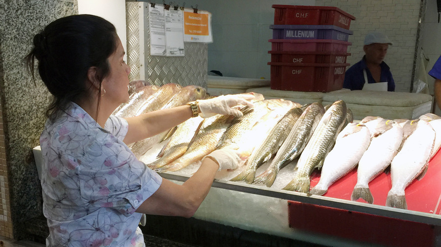 Semana Santa: Vigilância Sanitária fiscaliza venda do pescado e Defesa do Consumidor alerta para compras