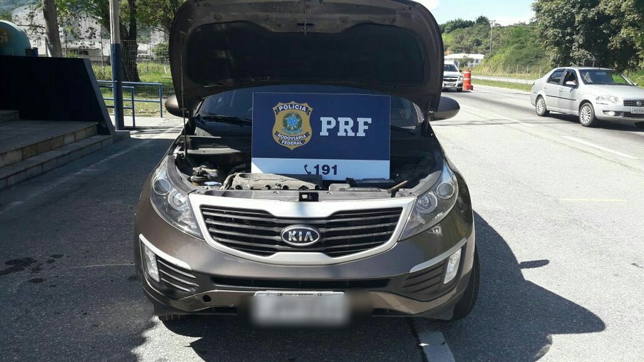PRF prende um homem e recupera carro clonado em Rio Bonito