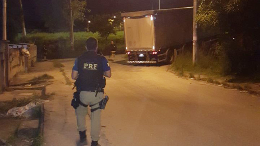 Polícia recupera dois caminhões roubados após troca de tiros em São Gonçalo