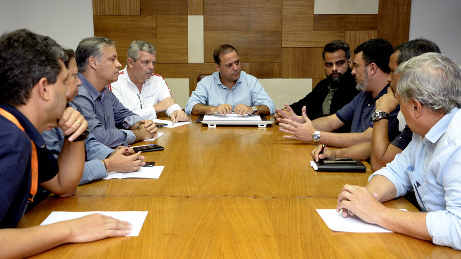 Prefeito de Niterói faz reunião do gabinete de emergência em função da crise de desabastecimento de combustível
