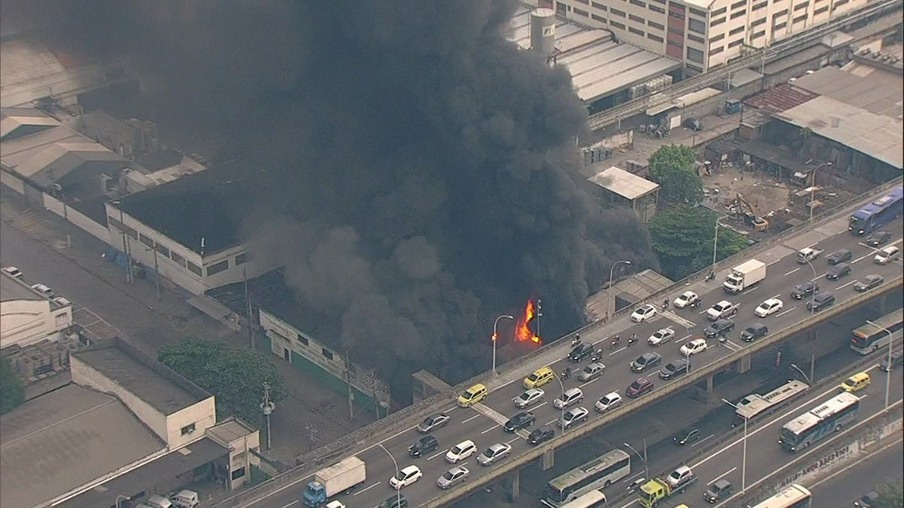 Incêndio atinge barracão de escola de samba no Rio