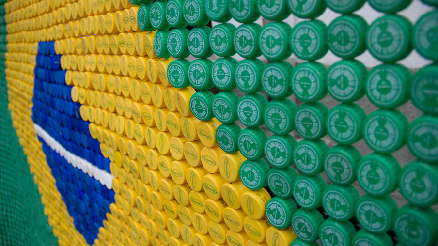 Equipe da Clin confecciona bandeira do Brasil com mais de cinco mil tampinhas de plástico