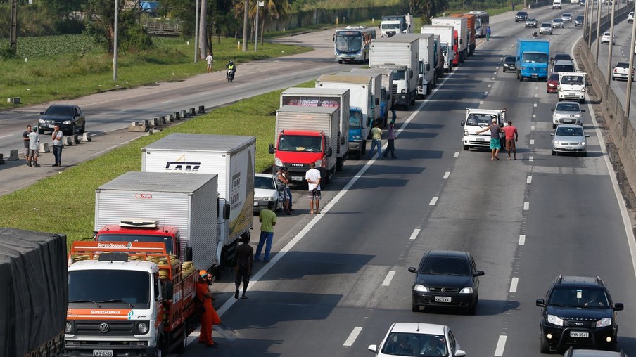 Paralisação dos caminhoneiros na Rodovia Presidente Dutra, no Rio de Janeiro.