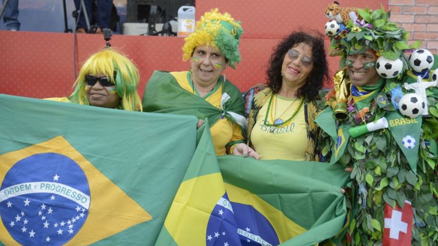 Torcedores lotam Praça Mauá, na região central da cidade para ver o primeiro jogo do Brasil na Copa do Mundo 2018