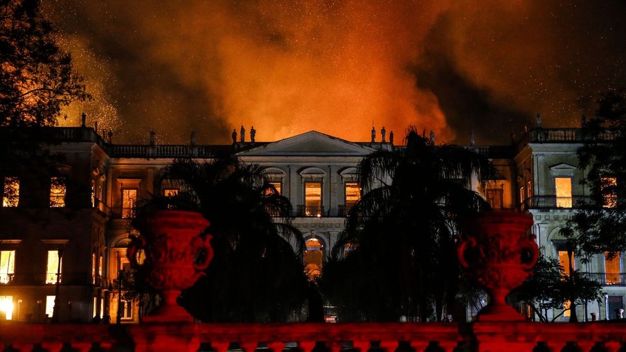 Um incêndio de proporções ainda incalculáveis atingiu, no começo da noite deste domingo (2), o Museu Nacional do Rio de Janeiro. (Foto: Tânia Rego/Agência Brasil)