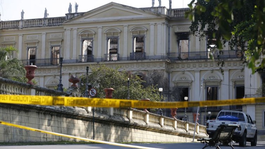 Construção de barreira nos arredores do Museu Nacional do Rio de Janeiro, após o incêndio.