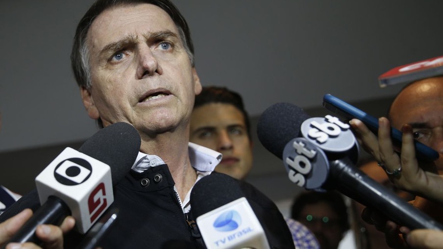 O candidato Jair Bolsonaro  (PSL) fala à imprensa após gravação de campanha, no bairro Jardim Botânico.