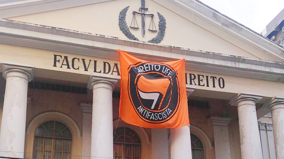 Justiça concede liminar, bandeira “Direito UFF Antifascista” volta