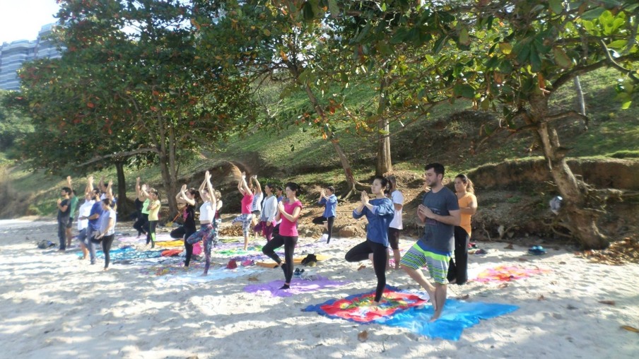 Dharma Bhumi, espaço de yoga e meditação, realiza o ‘yoga na praia’, evento gratuito em Niterói
