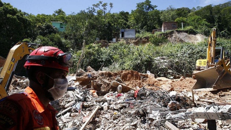 Deslizamento de enconta no Morro da Boa Esperança. Vítimas foram soterradas quando uma rocha se partiu, levando junto casas, árvores e muita lama, na madrugada de sábado (10).