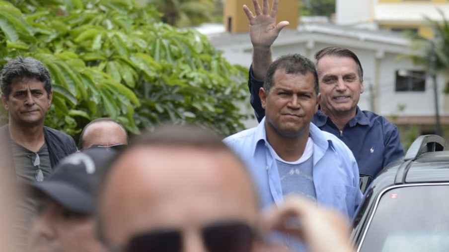 O presidente eleito, Jair Bolsonaro cumprimenta apoiadores em frente à sua casa, na Barra da Tijuca, zona oeste da capital fluminense.