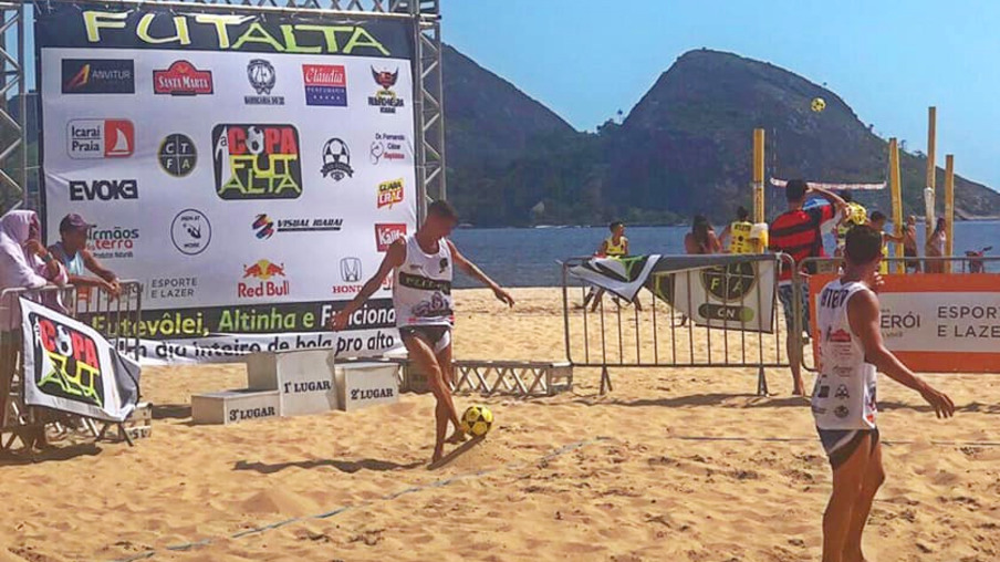 Praia de Icaraí recebe torneio de altinha e futevôlei