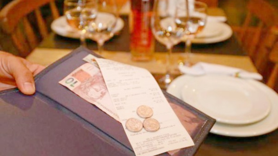 Restaurantes e bares deverão informar pagamento opcional de taxa de serviço