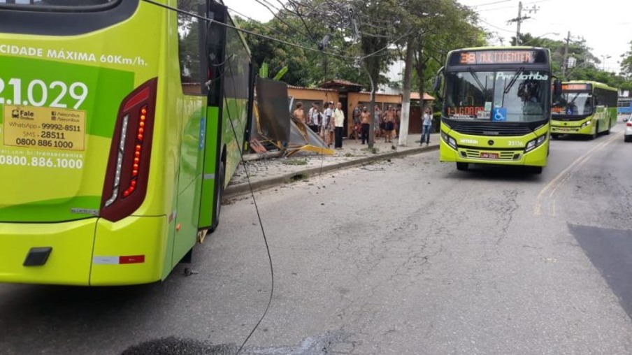 Motorista perde controle e atinge ponto de ônibus em Itacoatiara