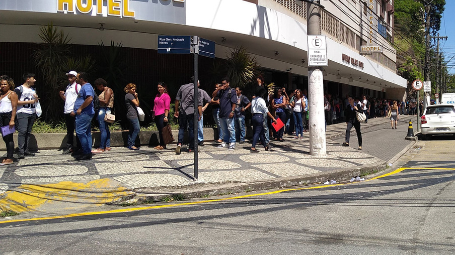 Cerca de 5 mil pessoas fazem fila por emprego no centro de Niterói