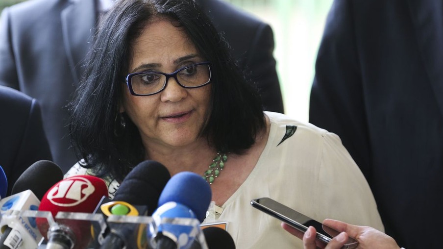 Futura ministra de Mulher, Família e Direitos Humanos, Damares Alves, fala à imprensa no CCBB. Ela também ficará responsável pela Funai.