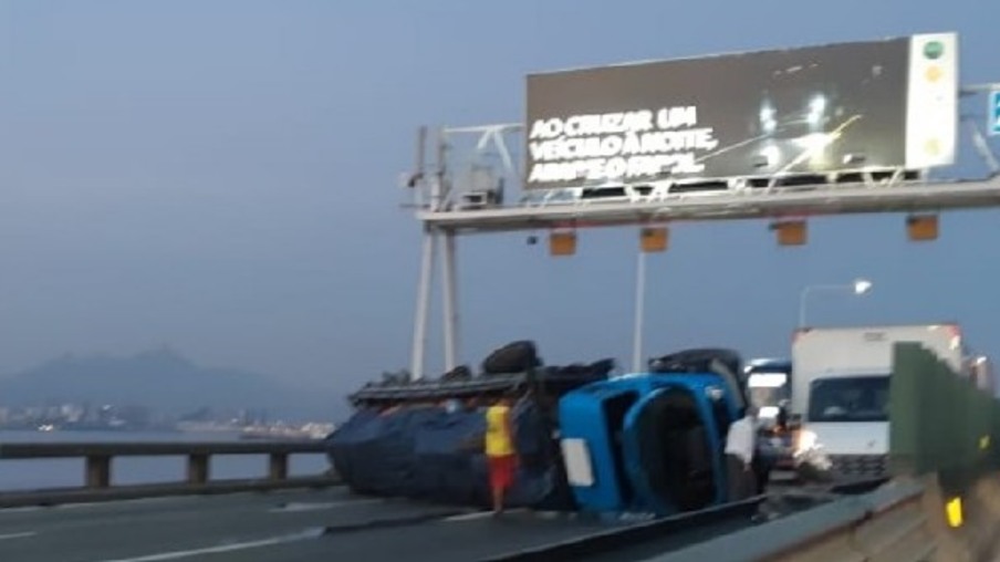 Caminhão tombou na Ponte Rio-Niterói
