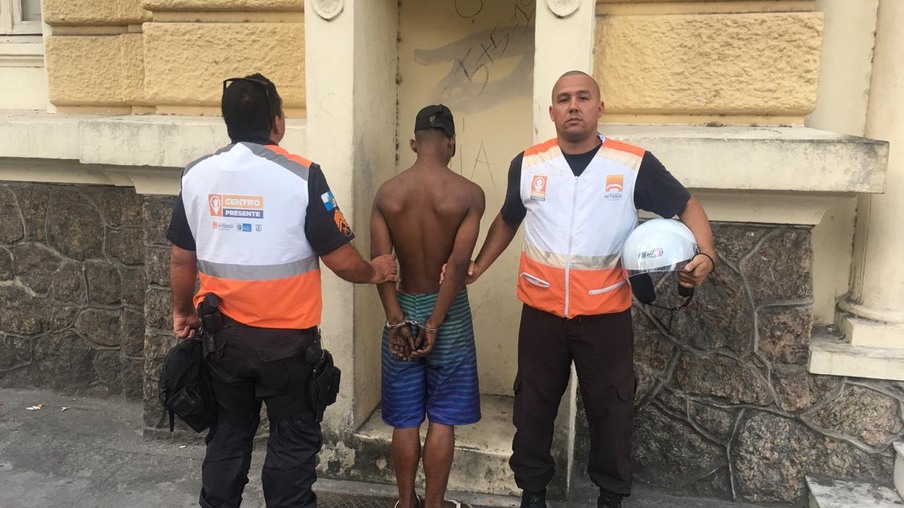 Homem procurado pela polícia é preso no Fonseca