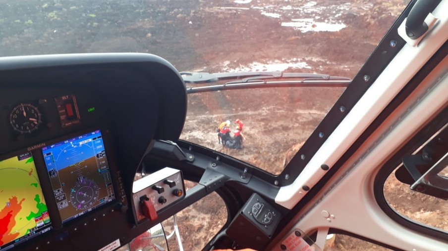 Helicóptero do CBMERJ ajuda os trabalhos de resgate em Brumadinho