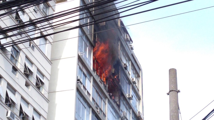 Vídeo: Incêndio atinge prédio na Rua da Conceição