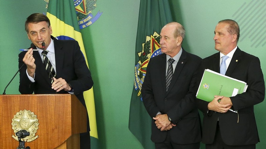 O presidente Jair Bolsonaro, o ministro da Defesa, Fernando Azevedo, e o ministro da Casa Civil, Onyx Lorenzoni, durante cerimônia de assinatura do decreto que flexibiliza a posse de armas no país.