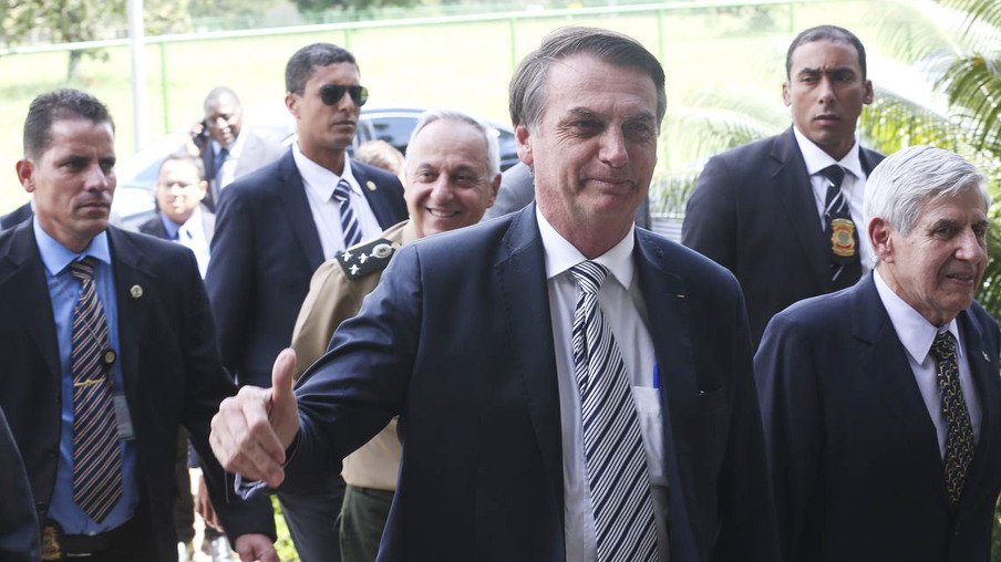 Decreto que flexibiliza posse de arma sai este mês, diz Bolsonaro