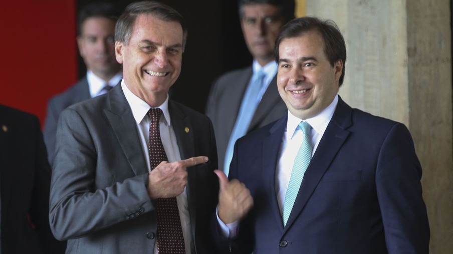 O presidente eleito, Jair Bolsonaro, acompanha o presidente da Câmara dos Deputados, Rodrigo Maia até o carro no CCBB.