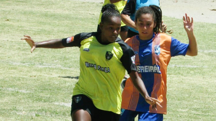 Domingo é dia de futebol feminino em Niterói