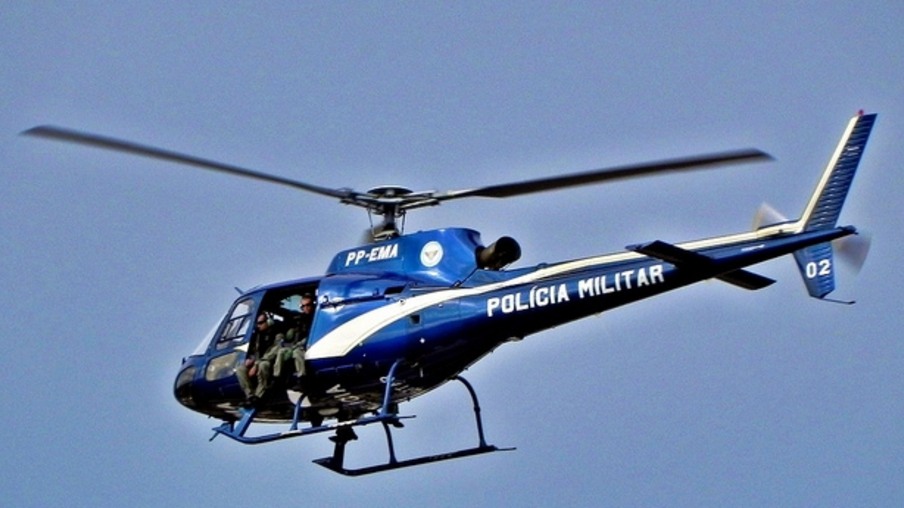 Helicóptero da PM cai na Baía de Guanabara
