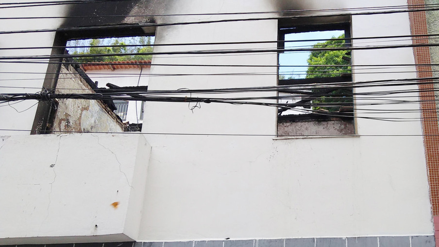 Incêndio destrói casa em São Domingos