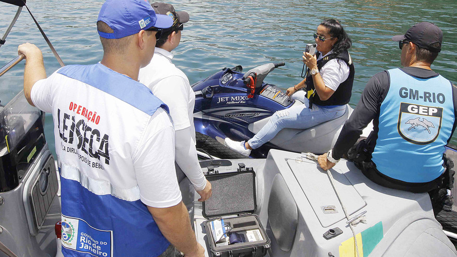 Operação marítima em Niterói combate mistura de álcool e direção