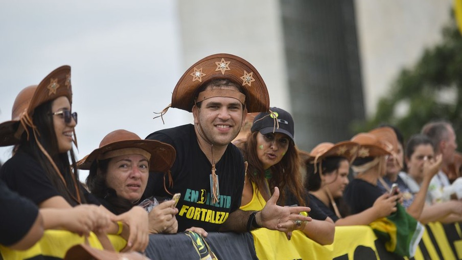 Popularescom de varias partes do Brasil, chegam para cerimônia de posse do Presidente eleito na praça dos três Poderes