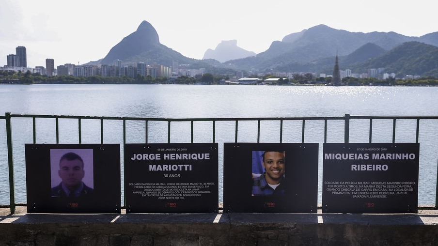 ONG Rio de Paz homenageia policiais militares mortos no estado do Rio.
