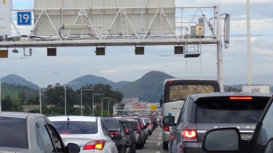 O trânsito já é intenso na Ponte no sentido Niterói