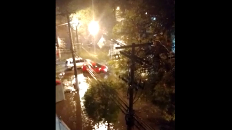 Vídeo: Ruas alagadas em Niterói