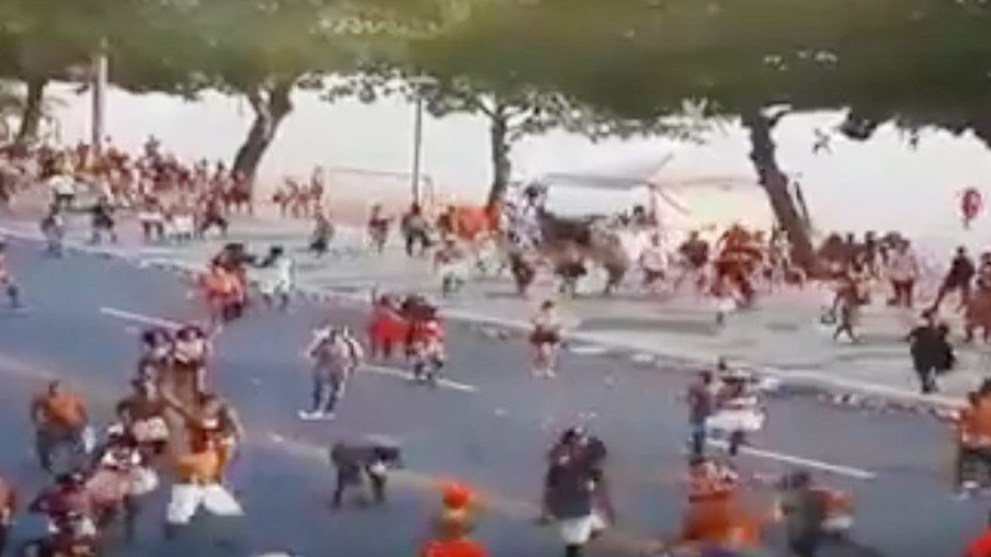 Vídeo: Brigas e confusão após bloco em Niterói